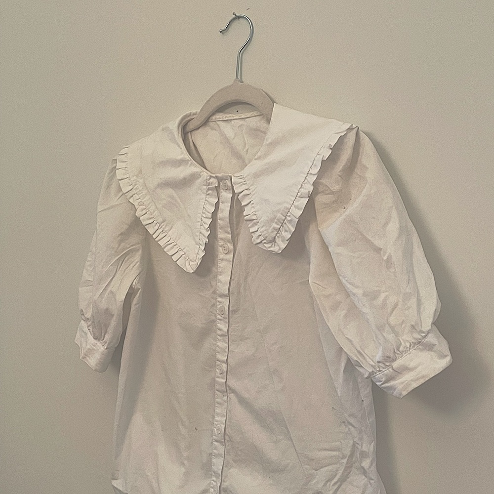 White scalloped-trim collar blouse